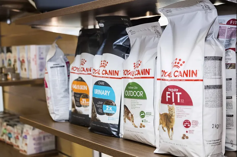 Futtersäcke von Royal Canin im Regal bei Pet Point